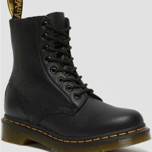 LIKE NEW The Original Doc Martens 1460 Women’s Smooth Leather Lace-Up Boots